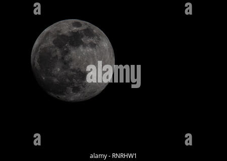 Super Nahaufnahme der Vollmond Schuß während Schnee Mond im Februar 2019. Krater Planeten gegen dunkle Nachthimmel Stockfoto