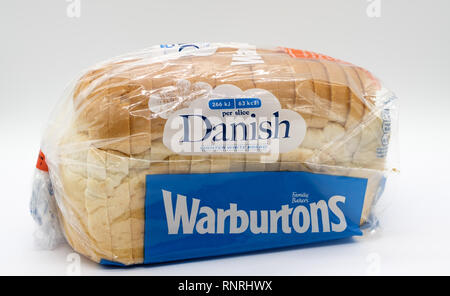 Largs, Schottland, Großbritannien - 19 Februar 2019: Warburtons branded Brot in recyclingfähigen Verpackungen aus Kunststoff. Stockfoto