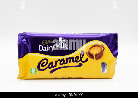 Largs, Schottland, Großbritannien - 19 Februar 2019: Cadbury Schokolade der Marke in wiederverwertbaren Kunststoff Verpackung mit Recycling und die Nährwertangaben auf Ba Stockfoto
