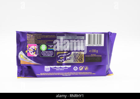 Largs, Schottland, Großbritannien - 19 Februar 2019: Cadbury Schokolade der Marke in wiederverwertbaren Kunststoff Verpackung mit Recycling und die Nährwertangaben auf Ba Stockfoto