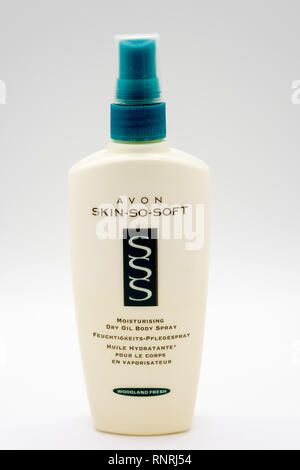 Largs, Schottland, Großbritannien - 19 Februar 2019: Avon Branded Skin So Soft feuchtigkeitsspendende Lotion in wiederverwertbaren Kunststoff Flasche mit Recycling und Inhalte informieren. Stockfoto