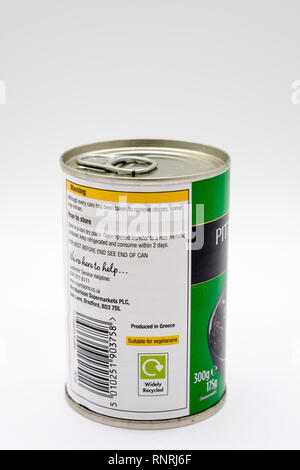 Largs, Schottland, Großbritannien - 19 Februar 2019: Morrisons Branded Zinn der Entkernten Pflaumen in wiederverwertbaren Blechdose mit Recycling und die Nährwertangaben auf Th Stockfoto