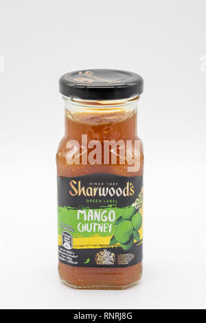 Largs, Schottland, Großbritannien - 19 Februar 2019: Sharwood's Mango Chutney der Marke in einem wiederverwertbaren Glas Glas und Deckel mit Recycling und Nährwertangaben Stockfoto