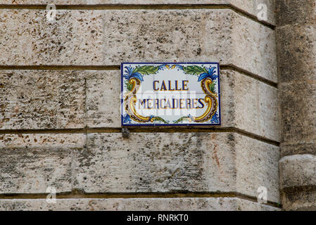 Calle Mercaderes Fliese street sign, die Altstadt von Havanna (La Habana Vieja), Kuba, Karibik, Zentralamerika. Foto am 30. Oktober 2018, Stockfoto