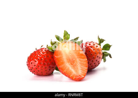 Hälfte zwei ganze Erdbeeren auf weißem Hintergrund. Platz kopieren Stockfoto