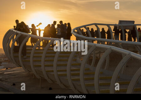 Touristen genießen den Sonnenuntergang über Sevilla Stockfoto