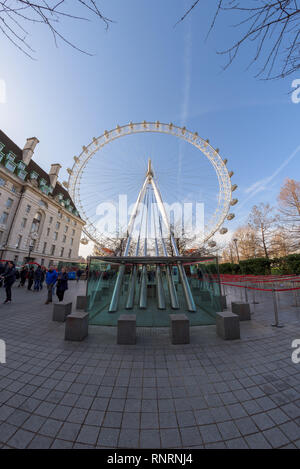 Weitwinkel fisheye geringe Aussicht auf die Coca Cola London Eye, das berühmte Riesenrad Wahrzeichen an der Themse, Lambeth Borough, London. Stockfoto