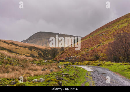 Das Schwarze Gebirge (Carmarthen Fans) mit Lüfter Brycheiniog sichtbar im Winter in den Brecon Beacons National Park, South Wales, Großbritannien Stockfoto