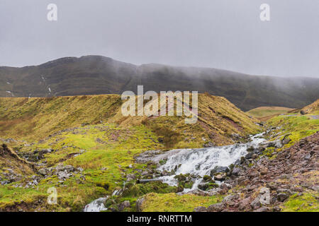 Picws Du des Black Mountain Range (Carmarthen Fans) in Wolken im Winter in den Brecon Beacons National Park, South Wales, UK umgeben Stockfoto