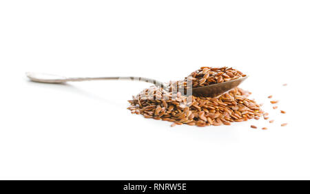 Leinsamen, Samen oder Leinsamen im Löffel auf weißem Hintergrund. Stockfoto