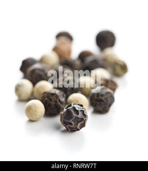Verschiedene Arten von getrockneten Pfeffer auf weißem Hintergrund. Stockfoto