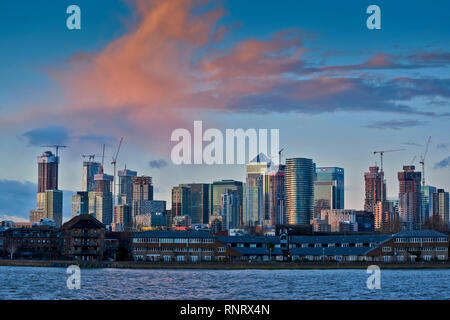 LONDON CANARY WHARF von GREEWICH mit spektakulären ORANGE abend wolken Stockfoto