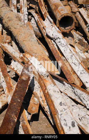 Stapel der verrostete Metalle Rohre und Balken an einer Altmetall Recycling Hof Stockfoto