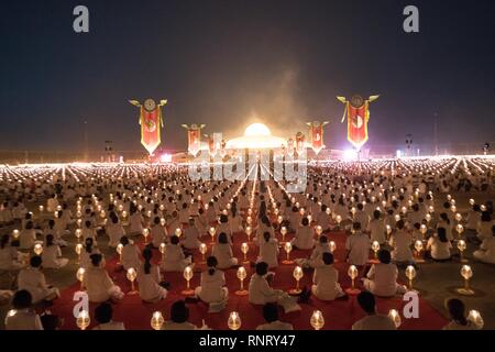 Eine allgemeine Ansicht der Dhammakaya Tempel während der jährlichen Magha Bucha Zeremonie. Buddhistische Gläubige feiern das jährliche Festival der Magha Bucha, einer der wichtigsten Tag für Buddhisten auf der ganzen Welt. Mehr als tausend Mönche und hundert von tausend Anhänger sammelten sich an dhammakaya Tempel in Bangkok die Beleuchtung Zeremonie zu sorgen. Stockfoto