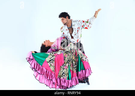 Tanz Duo Durchführen einer Gypsy Dance. isoliert auf Weiss. Stockfoto