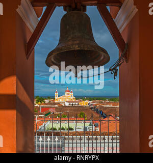 Stadtbild von der Stadt Granada im quadratischen Format, gelbe Fassade Kathedrale und Nicaragua See bei Sonnenuntergang vom Glockenturm der Kirche Merced, Nicaragua. Stockfoto