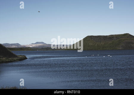 Anzeigen von Akureyri aus über Fjord Ejjafjorour North Island Europa. Kalfastrond Rock Outcroppings in Myvatn See. Stockfoto