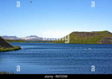 Anzeigen von Akureyri aus über Fjord Ejjafjorour North Island Europa. Kalfastrond Rock Outcroppings in Myvatn See. Stockfoto