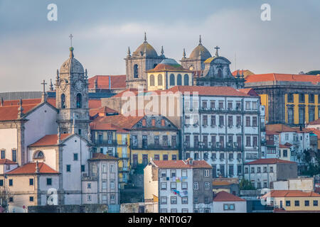 Porto, die zweitgrößte Stadt in Portugal. Entlang der Mündung des Flusses Douro im Norden Portugals gelegen. Der historische Kern ist ein UNESCO-Weltkulturerbe Sitzen Stockfoto