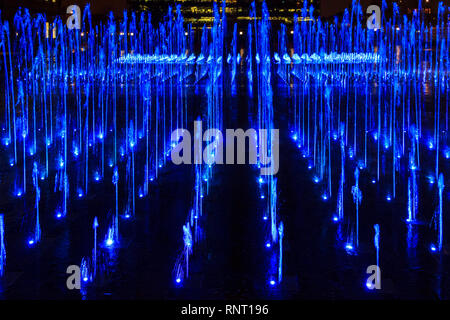 Die beleuchteten Fontänen im Getreidespeicher Square bei Nacht, King's Cross, London, UK Stockfoto