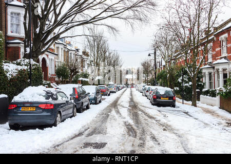 Schnee in einem Wohngebiet in Islington, London, UK Stockfoto