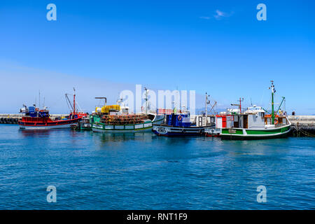 Fischerboote im Hafen von Kalk Bay, in der Nähe von Kapstadt, Südafrika Stockfoto