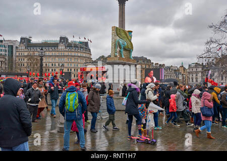 LONDON TRAFALGAR SQUARE UND DER VIERTEN SOCKEL umgeben von MENSCHENMASSEN zum chinesischen Neujahrsfest Stockfoto