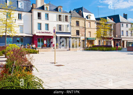 Thouars, Frankreich - 21 April, 2018: Erstaunliche solitären Stadt Zentrum einer kleinen Stadt Thouars, viele weiße und graue Häuser in der Nähe einen Platz an einem warmen Frühling Morn Stockfoto