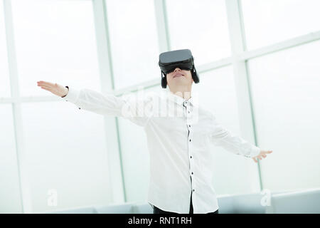 Junge Männer, virtuelle Realität Gläser im Büro Stockfoto