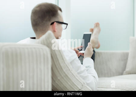 Business mann lesen online Nachrichten auf seinem Smartphone Stockfoto