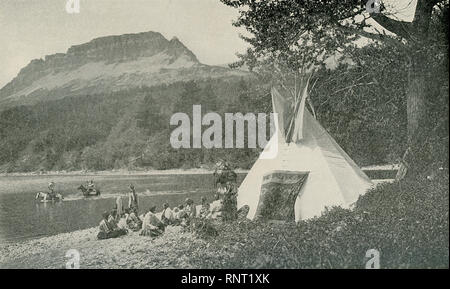 Dieses Foto aus dem Jahr 1922, zeigt Schwarzfuß-Indianer ins Lager, in St. Mary Lake in Montana, die auf der Ostseite des Glacier National Park befindet. Die schwarzfuß-Aufruf der See" das Rückgrat der Welt." Dieses Gebiet ist die Heimat der Schwarzfuß-Indianer Reservation. Stockfoto