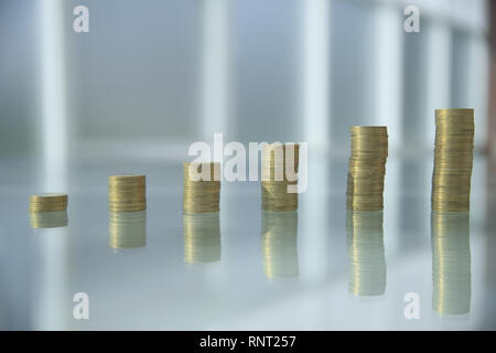 Bis zu schließen. Stapel von Münzen auf der Bank. Stockfoto