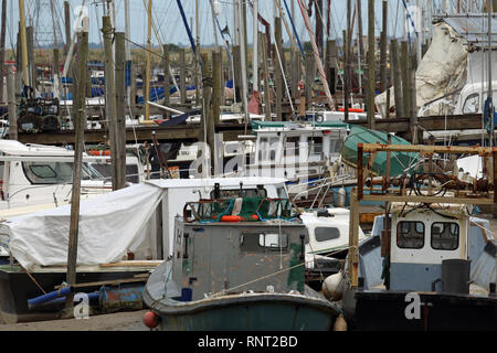 Kleine Boote am Oare Creek in der Nähe von Faversham, Kent, Großbritannien. Stockfoto