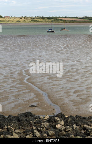 Insel Sheppey gesehen über die Vertiefungen in der Nähe von Oare Sümpfe Naturschutzgebiet, Kent, Großbritannien. Stockfoto