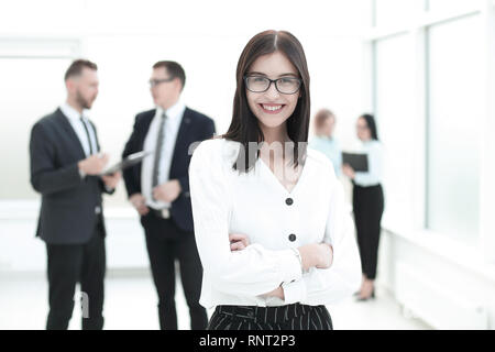 Porträt der glückliche junge geschäftsfrau über Büro Hintergrund Stockfoto