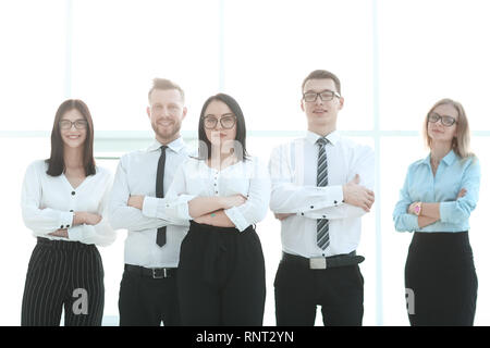Lächelnd Gruppe junger Fachleute zusammen Stockfoto