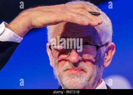 Jeremy Corbyn MP Führer der Labour Party gesehen wird, während die 2019 National Manufacturing Conference im Queen Elizabeth II. Die Konferenz befasst sich mit den Schwierigkeiten und Herausforderungen des Verarbeitenden Gewerbes nach Brexit gegenüberstellen. Stockfoto