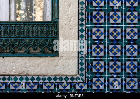 Schließen der Fenster und Fliesen details, Rua do Chão da Feira 3, Alfama, Lissabon, Portugal Stockfoto