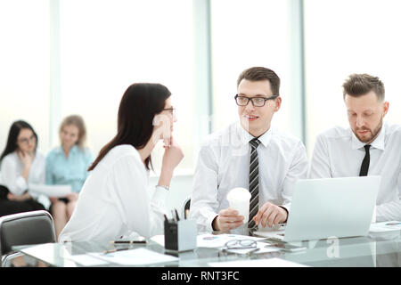 Ernsthafte Mitarbeiter im Büro sitzen, Schreibtisch Stockfoto