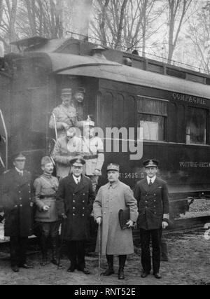 An diesem Punkt der vorläufigen Bedingungen des Waffenstillstandes wurden diskutiert. Auf der rechten Seite der Gruppe (2 Mann) General Weygand, Admiral Wemyss und Marschall Foch Stockfoto