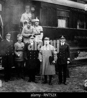 An diesem Punkt der vorläufigen Bedingungen des Waffenstillstandes wurden diskutiert. Auf der rechten Seite der Gruppe (2 Mann) General Weygand, Admiral Wemyss und Marschall Foch Stockfoto