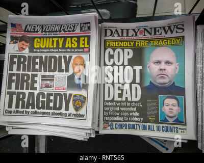 Schlagzeilen der New York Daily News und der New York Post am Mittwoch, 13. Februar 2019 Bericht über den Tod von nypd Detective Brian Simonsen durch friendly fire bei Raub eines früheren Tag der T-Mobile Shop in Richmond Hill, Queens. (© Richard B. Levine) Stockfoto