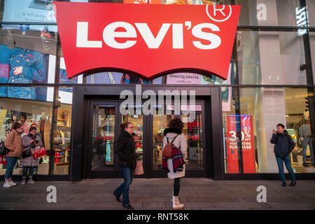 Die Levi Strauss und Co. Flagship Store in Times Square in New York am Mittwoch, 13. Februar 2019. Der König der blauen Jeans, Levi Strauss & Co., hat für einen Börsengang im ersten Quartal 2019 zu nehmen. Levi's berichtete vor kurzem über das vierte Quartal in Folge ein zweistelliges Wachstum. Das Unternehmen ist gegenwärtig im Privatbesitz der Nachfahren von Levi Strauss. (Â© Richard B. Levine) Stockfoto