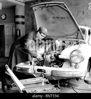 Finnland Geschichte - ein Schüler von Ammatienedistämislaitos Berufsschule eine praktische Arbeit Zuordnung in der Werkstatt der Schule. Ca. 1940 s oder 1950 s Stockfoto