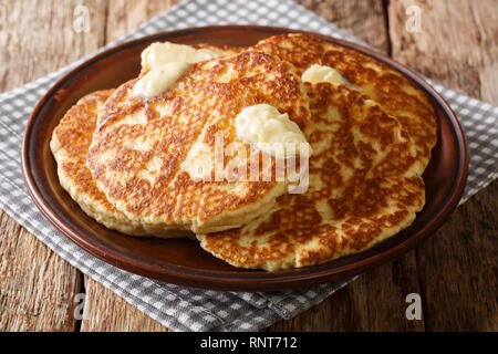 Frisch süß Bratpfanne mit Butter Kuchen in der Nähe auf einem Teller auf den Tisch gestellt. Stockfoto