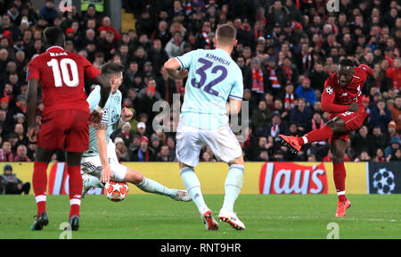 Liverpools Naby Keita (rechts) hat einen Schuß während der UEFA Champions League Achtelfinale Hinspiel Match in Liverpool, Liverpool blockiert. Stockfoto