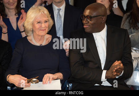 Die Herzogin von Cornwall (links) mit der britischen Vogue Herausgeber Edward Enninful auf der vorderen Reihe bei einem Besuch in London Fashion Week an der BFC zeigen, Space, London. Stockfoto