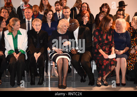 Die Herzogin von Cornwall (Mitte) Chats mit British Vogue Herausgeber Edward Enninful auf der vorderen Reihe bei einem Besuch in London Fashion Week an der BFC zeigen, Space, London. Stockfoto