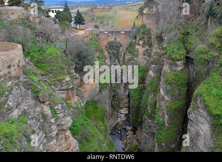 Zur Puente Viejo (Alte Brücke) Schuß von Jardines de Cuenca in Ronda, Spanien Stockfoto