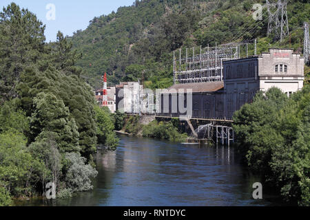 Alt, gepflegt und noch funktionsfähig, einem Berg Fluss Wasserkraft im Norden Portugals Stockfoto